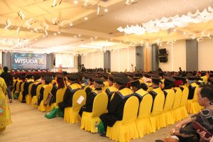UIS Wisuda 284 Mahasiswa, Rektor : Terus Tingkatkan Kompetensi