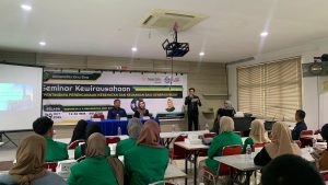 Seminar Kewirausahaan : Pentinganya Kesehatan dan Keuangan Bagi Generasi Muda