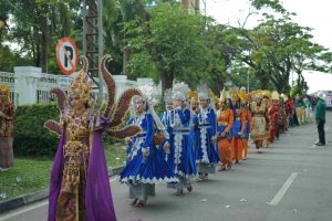 HUT Kota Batam, UIS Tampil Busana Adat Memukau