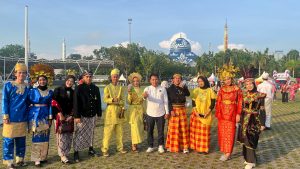 Mahasiswa Kenakan Baju Adat di Apel Hardiknas Kota Batam